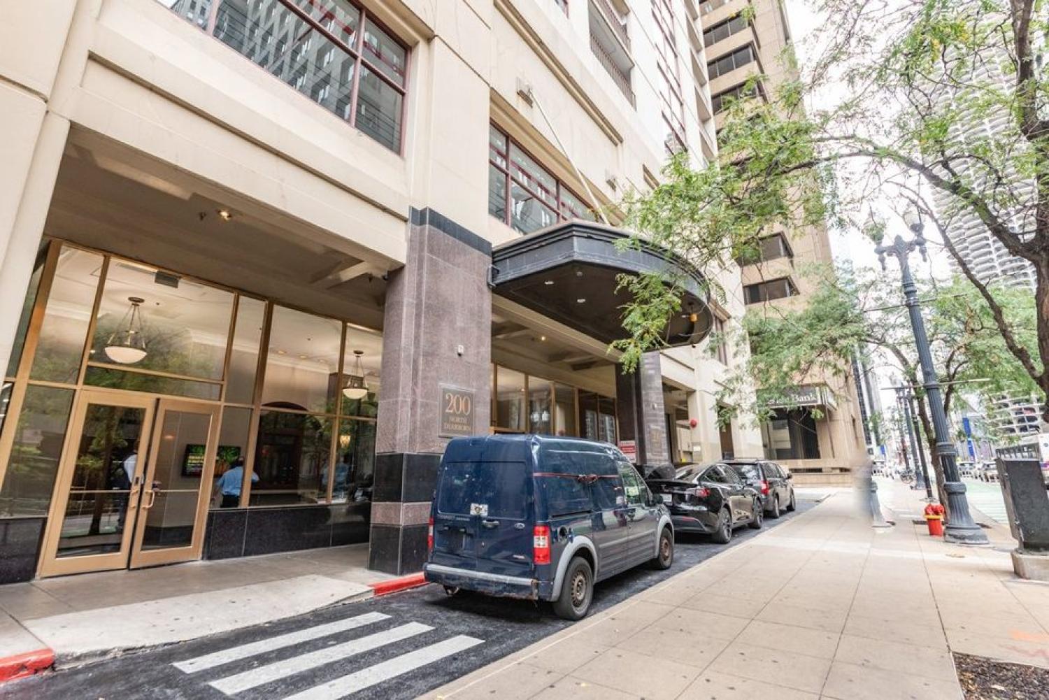 200 N Dearborn Chicago Image 10